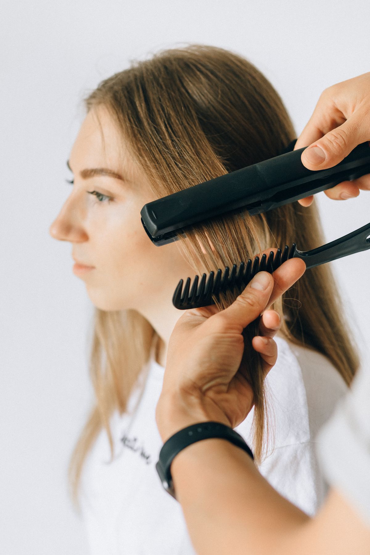Kapster aan het werk: het haar van een klant wordt gestyled in de salon