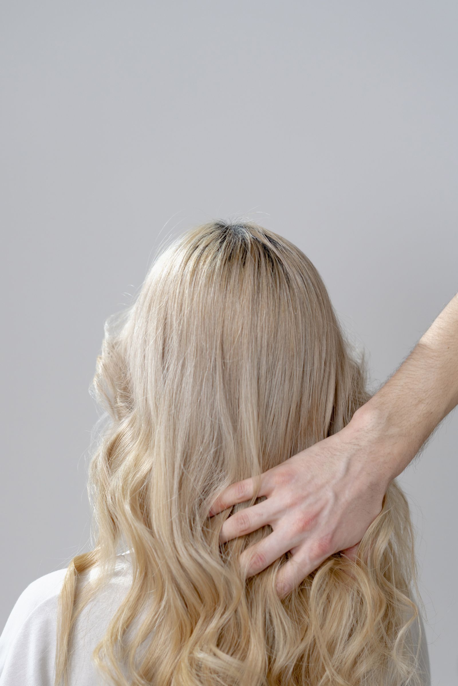 Vrouw met lang blond haar met warme highlights